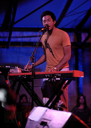 Toro Y Moi
